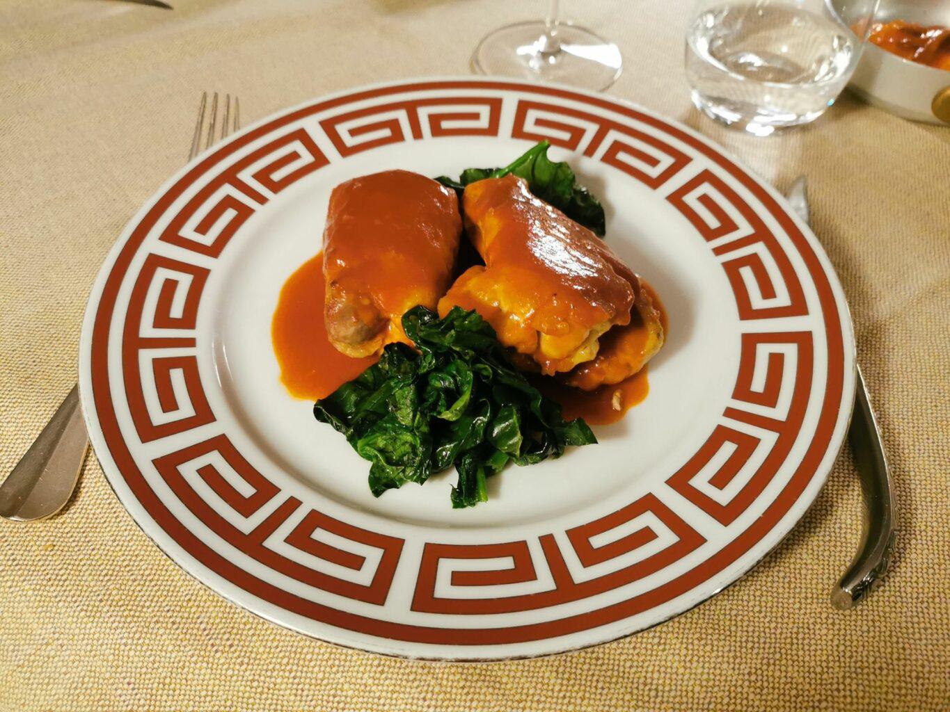 Pollo ripieno di spinaci e salsa di pomodoro